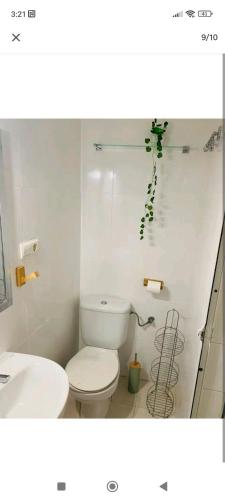阿利坎特Santa Bárbara的白色的浴室设有卫生间和水槽。