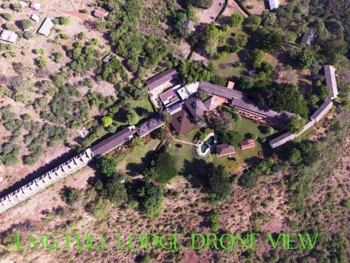 姆托瓦姆布马尼亚拉湖野生动物山林小屋的房屋和火车的空中景观