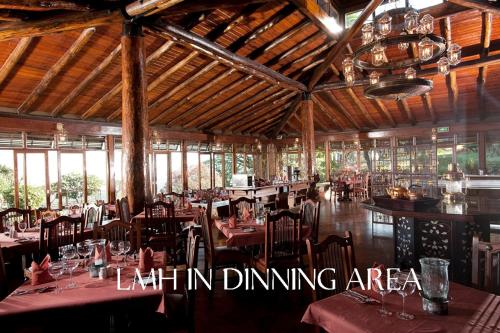 姆托瓦姆布马尼亚拉湖野生动物山林小屋的一间在房间内配有桌椅的餐厅