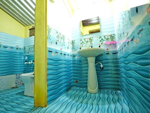 瑟格莱什布尔Karadikallu Homestay - Private Waterfalls & Guided Trek的一间带水槽和卫生间的浴室