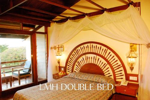 姆托瓦姆布马尼亚拉湖野生动物山林小屋的一间卧室设有一张大床,配有一张大号沙发床。