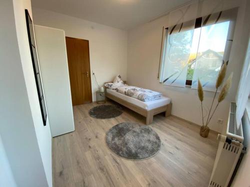 厄姆河畔的德廷根Vali‘s Apartment One的小房间设有床和窗户