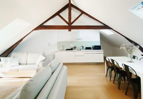 DéolsLe Countryside ⸱ Stationnement gratuit ⸱ Fibre的客厅配有白色的沙发和桌子