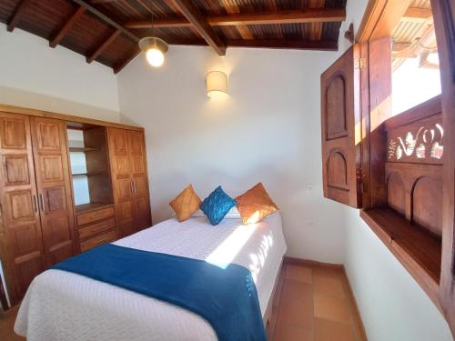 巴里查拉Hermosa y Acogedora Casa de Descanso & Mirador的一间卧室配有蓝色和白色床单