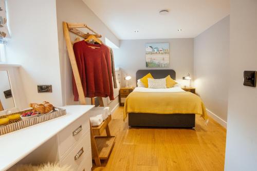 达特茅斯1 Castle Mews的一间卧室配有一张床、梳妆台和镜子