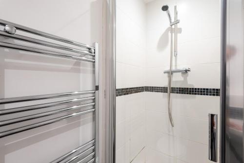 德比Smart TV - Self CheckIn - Full Kitchen - Parking - King的浴室里设有玻璃门淋浴