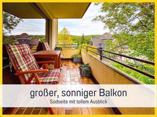 巴特萨克萨HaFe Ferienwohnung Bad Sachsa - waldnah, hundefreundlich, Smart Home Ausstattung的设有一个配有桌椅并享有美景的阳台。