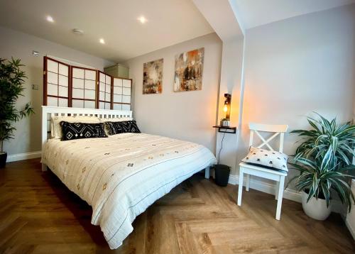 杜伦Spacious, Durham City Retreat的一间卧室,里面装有床和两株植物