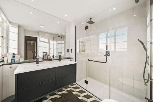 伦敦Luxury Kensington Flat with Terrace and AC的带淋浴、盥洗盆和浴缸的浴室