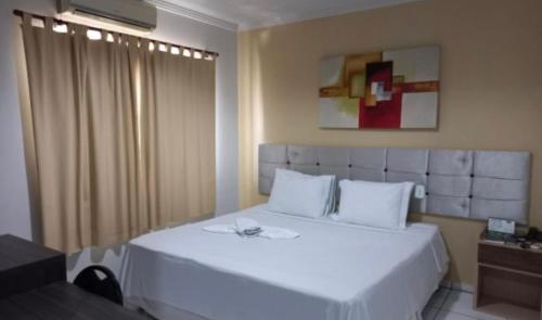 博阿维斯塔Barrudada Palace Hotel-Boa Vista的卧室配有一张白色大床