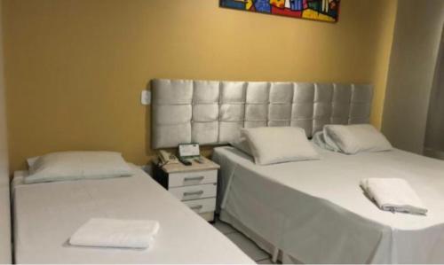 博阿维斯塔Barrudada Palace Hotel-Boa Vista的一间设有两张床铺和毛巾的房间
