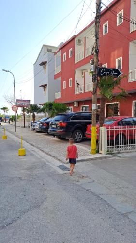 圣金ALBERTI的一名男孩在建筑物附近的街道上走