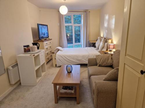 达灵顿West Beck House的一个小客厅,配有一张床和一张沙发