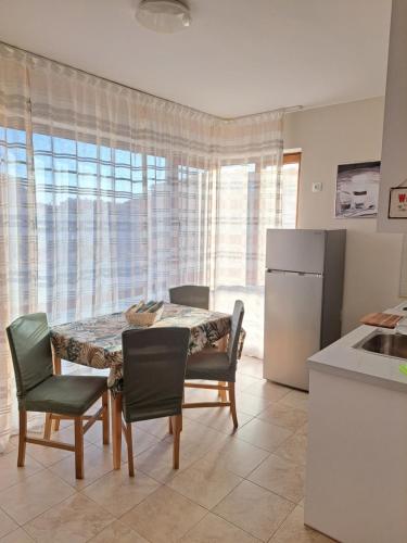 内塞伯尔Megi Apartments, Nesebar sity的厨房配有桌椅和冰箱。
