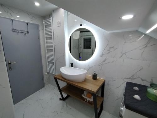 科普里夫尼察A house, free parking, sauna的白色的浴室设有水槽和镜子