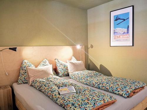 圣莫里茨Sankt Moritz Spirit Piz San Gian 14的一间卧室配有两张带枕头的床。
