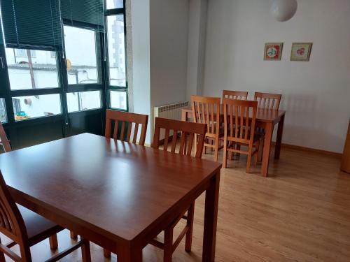 萨莫斯Hospedería Externa del Monasterio的用餐室配有木桌和椅子