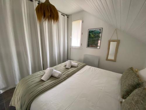 布里昂松La Kaz montagne的卧室配有一张带两个枕头的大白色床