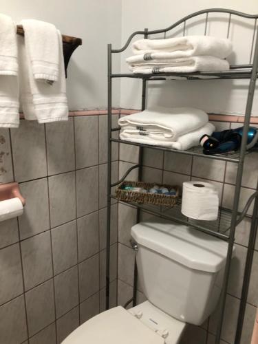 洛杉矶李斯特黑文汽车旅馆的浴室配有白色卫生间和毛巾。