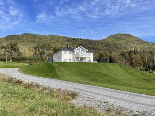 IsfjordenVilla i Isfjorden!的山顶上有路的房子