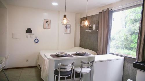 贝伦STUDIO 301 | WIFI 600MB | RESIDENCIAL JC, um lugar para ficar.的一个带桌子和两把椅子的小厨房