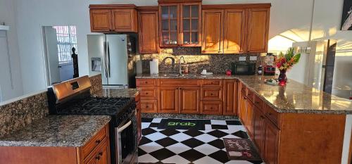 PortsmouthMontecello Heights的厨房设有木制橱柜和 ⁇ 格地板。