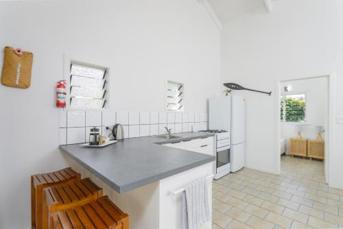 拉罗汤加Rarotonga Daydreamer Escape的白色的厨房配有柜台和冰箱