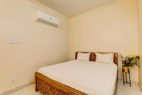 巴特那OYO Hotel Umrao的一间卧室配有白色床单和鲜花。