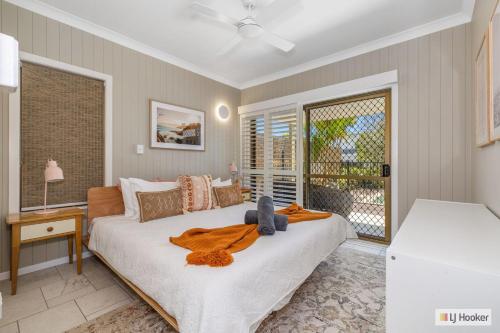 金斯克里福Kingscliff Ocean Vista的一间卧室设有一张大床和一个窗户。