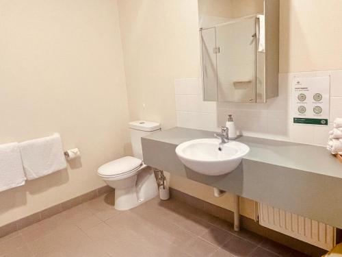 墨尔本Mary MacKillop Heritage Centre的白色的浴室设有水槽和卫生间。