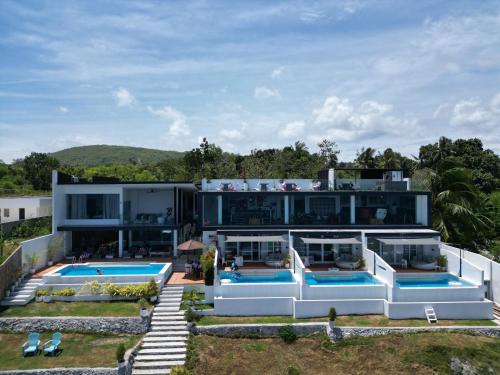 道伊斯Epic Suites Bohol ADULTS ONLY的享有房屋的空中景致,设有2个游泳池
