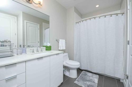 亚特兰大The Bleu Oasis的白色的浴室设有卫生间和水槽。