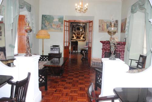 科帕卡巴纳Hostal La Chacarilla的客厅配有桌子和壁炉