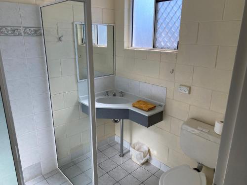 伊萨山中央柏银特汽车旅馆的带淋浴、盥洗盆和卫生间的浴室