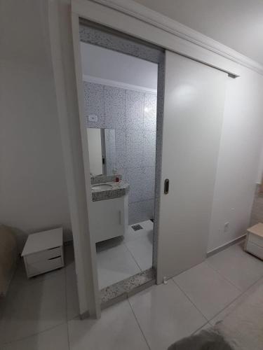 圣洛伦索Apartamento Aconchegante的白色的浴室设有水槽和镜子