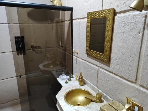 布埃诺布兰当Pirâmide Quéops, Vila Mágica的浴室设有金色水槽和镜子