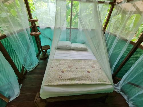 德雷克Rio Agujitas Eco jungle - Island and Corcovado tours的配有蚊帐的客房内的一张床位