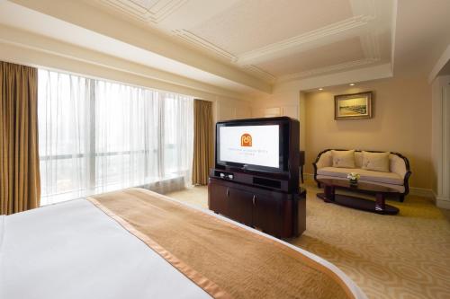 上海上海百乐门精品酒店的配有一张床和一台平面电视的酒店客房