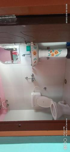 乔斯希马特Shivashram的一间带卫生间和水槽的浴室