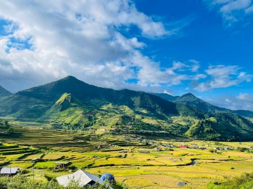 Mù Cang ChảiBlue home的享有山谷的背景山景。