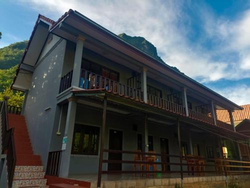 NongkhiawKhamphan Guesthouse的一座带山景阳台的建筑