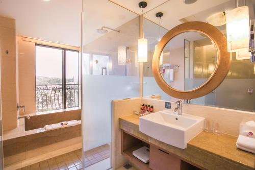 大寮乡义大皇家酒店的一间带水槽和镜子的浴室