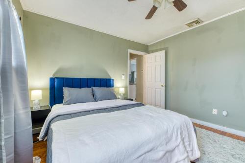 奇科皮Humble home with free breakfast offered if requested!的一间卧室配有一张大床和蓝色床头板