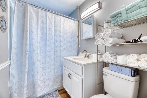 奇科皮Humble home with free breakfast offered if requested!的浴室配有卫生间、盥洗盆和淋浴。