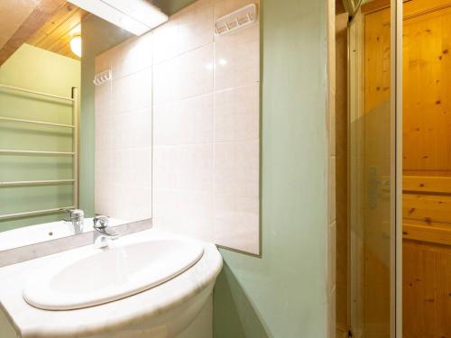 格尔姆Chalet Peyragudes, 4 pièces, 6 personnes - FR-1-695-38的浴室配有卫生间、盥洗盆和淋浴。