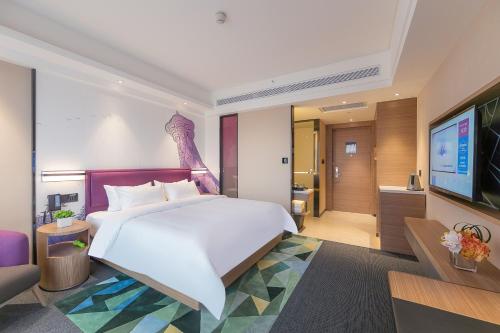 郑州郑州高新希尔顿欢朋酒店的一间卧室配有一张大床和电视