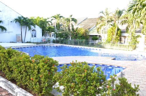 吉拉尔多特Casa Vacacional con Jacuzzi en Girardot Cundinamarca的一座房子后院的游泳池