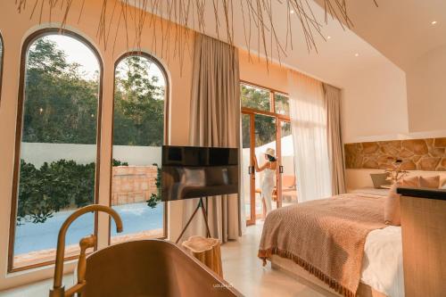 格兰岛SIRAVA Kohlarn - สิราวา เกาะล้าน的一间卧室设有一张床和一个大窗户