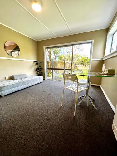 莫图伊卡Comfy at Ed's - 20 mins to Kaiteri & Abel Tasman的一间卧室配有书桌、一张床和一张桌子