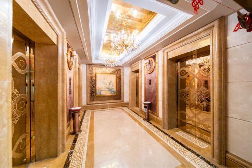 平潭平潭宇诚海景蓝眼智能酒店的走廊上挂有吊灯和墙上的绘画作品